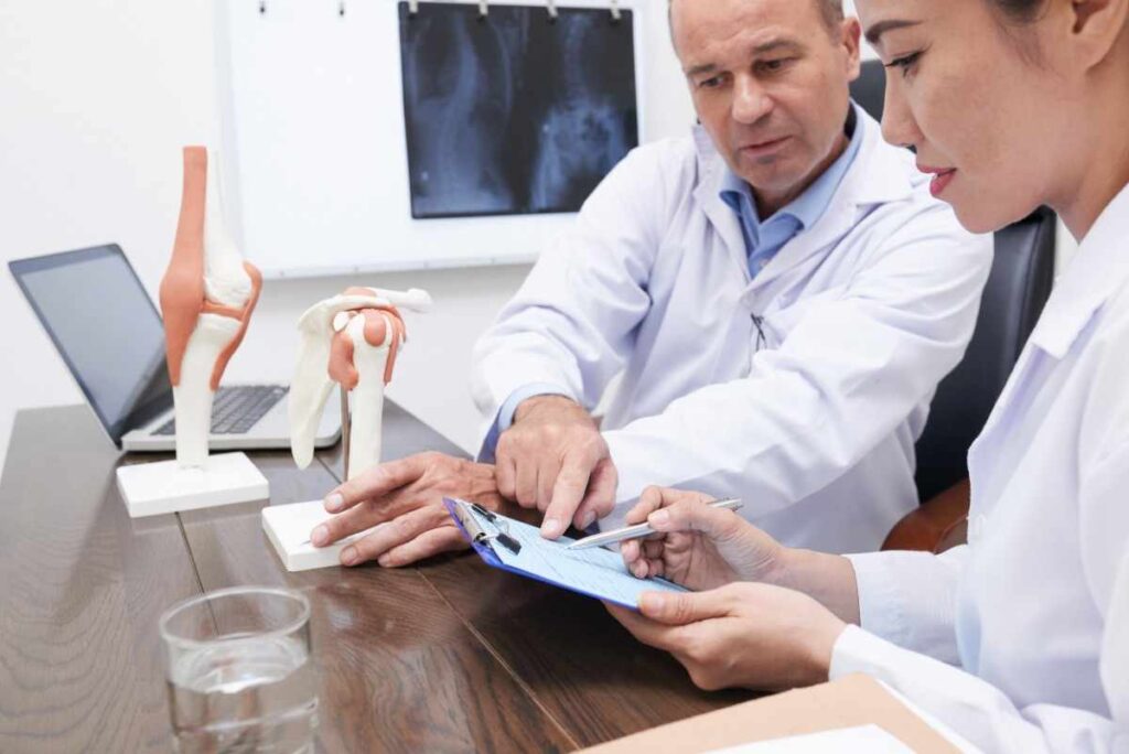 Orthopedic specialist in Mangalore consulting a patient for joint treatment.